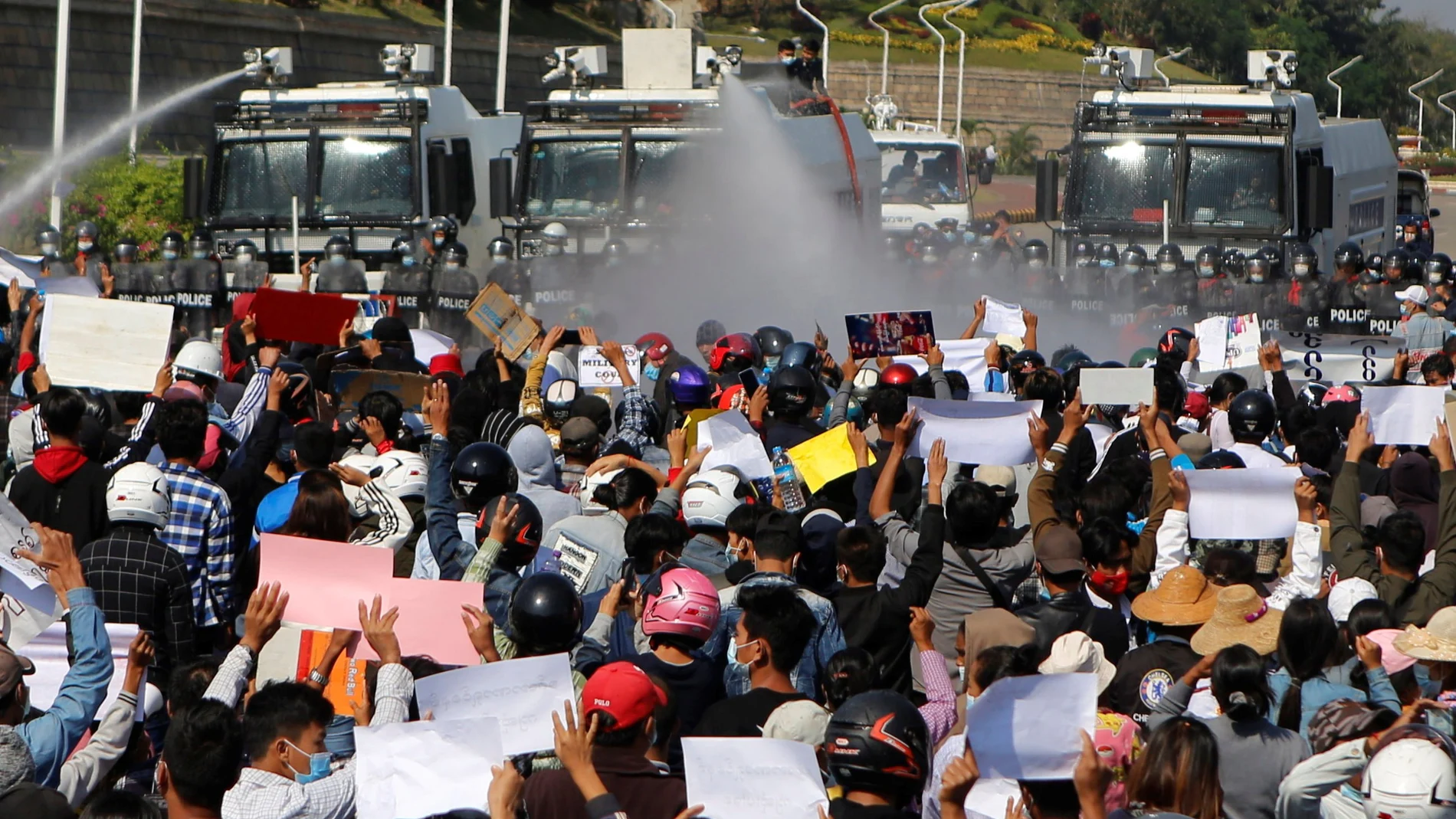 La policía dispara un cañón de agua contra los manifestantes contra el golpe militar en Naypyitaw