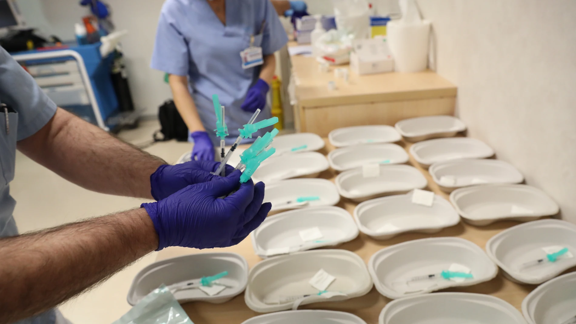 Un trabajador sanitario prepara las dosis de la de Pfizer-BioNTech contra la Covid-19 para suministrarla a un sanitario del Hospital Infanta Sofía de San Sebastián de los Reyes, Madrid