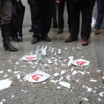 Varios platos rotos en un acto simbólico de protesta frente al Ministerio de Hacienda para reclamar ayudas para el sector de la hostelería