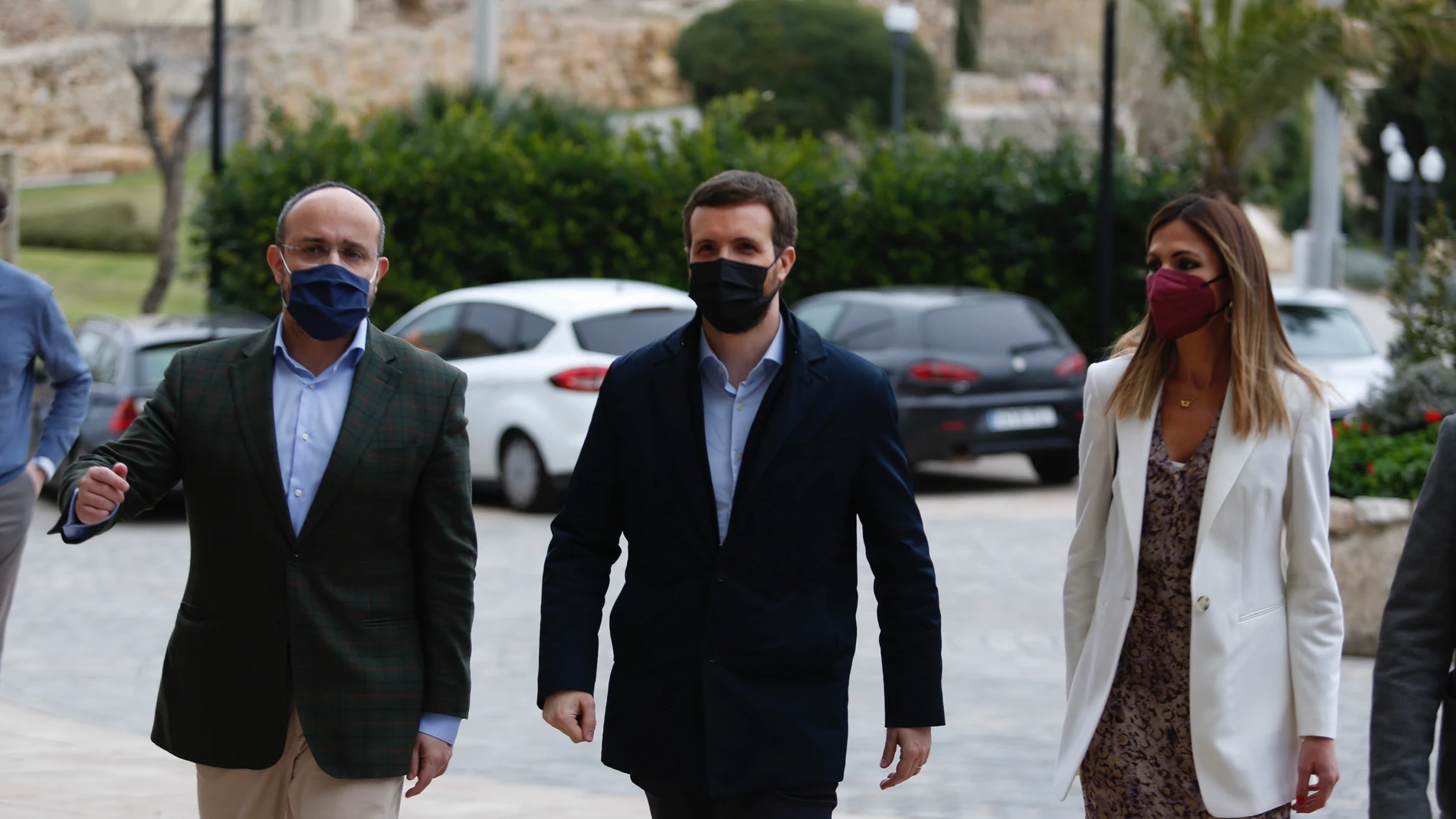 El candidato del PP a las elecciones catalanas del 14F, Alejandro Fernández, el presidente del PP, Pablo Casado, y la cabeza de lista por Tarragona, Inma Rodríguez, llegando a un acto de campaña en Tarragona