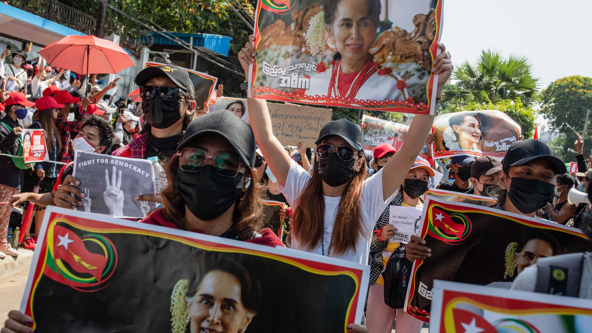 Protesta en apoyo de Aung San Suu Kyi en Rangún, Birmania09/02/2021