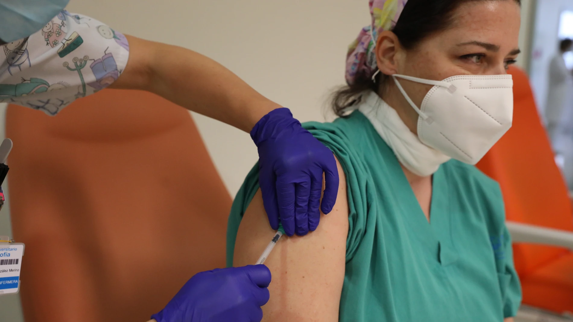Un trabajador sanitario inyecta una dosis de la de Pfizer-BioNTech contra la Covid-19 a una sanitaria del Hospital Infanta Sofía de San Sebastián de los Reyes, Madrid (España)