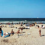 Por esta playa de Normandía desembarcaron los aliados. La fotógrafa Tomoko Yoneda cómo el lugar donde murieron tantos hoy es ocupado por bañistas