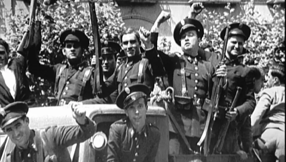 En 1936, en Barcelona, guardias de asalto celebran el triunfo sobre los militares sublevados