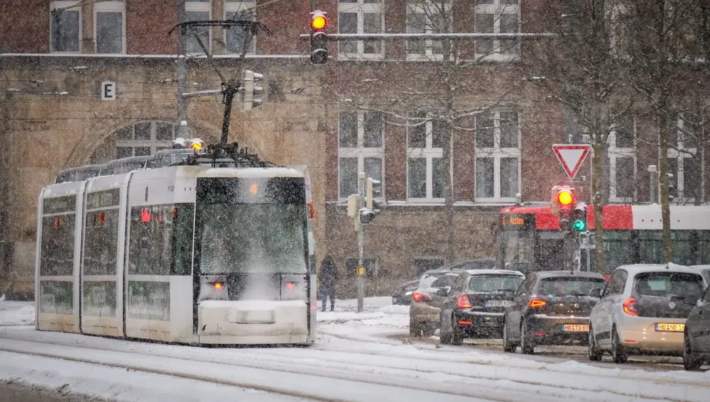 Un tranvía circula por una calle nevada del distrito de Buntentor en Bremen, norte de Alemania,