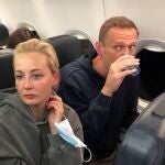 Alexei y Yulia Navalni en el vuelo que les llevó de Berlín a Moscú el 17 de diciembre
