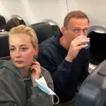 Alexei y Yulia Navalni en el vuelo que les llevó de Berlín a Moscú el 17 de diciembre