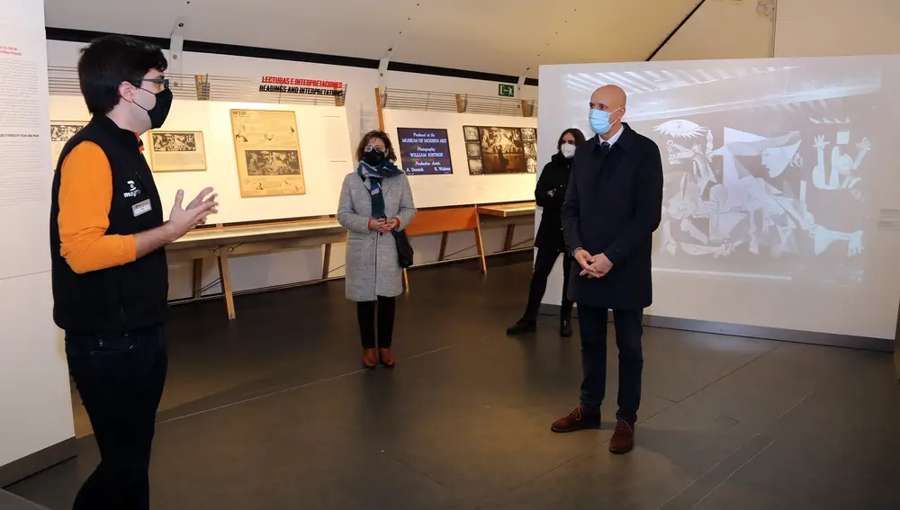 El alcalde de León, José Antonio Diez, junto a la concejal de Acción y Promoción Cultural, Evelia Fernández, visita la exposición ‘Picasso. El viaje del Gernica’.AYUNTAMIENTO DE LEÓN09/02/2021