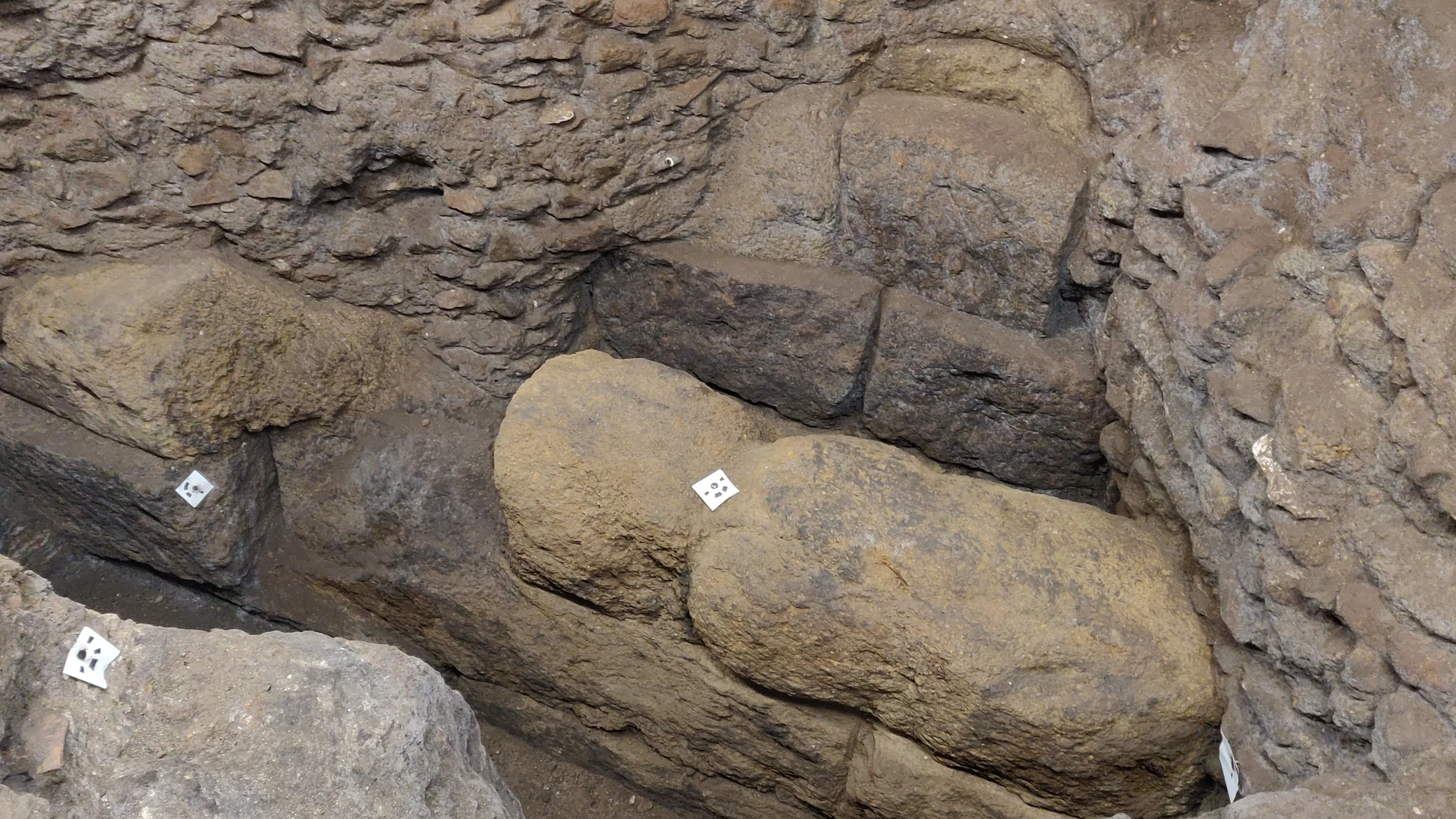 Restos de la muralla del siglo IV a.C. halladas bajo la EEHAR-CSIC.