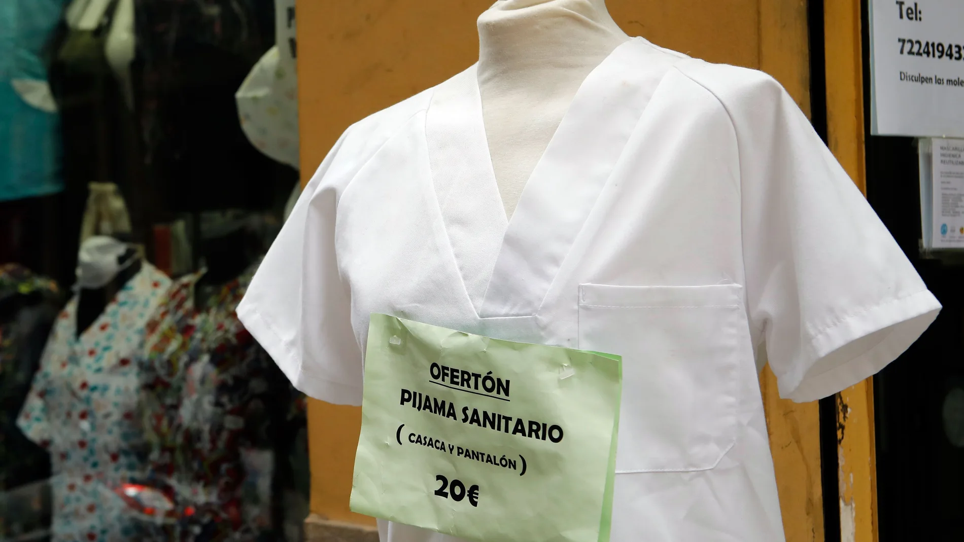 Un maniquí vestido con un pijama sanitario de oferta, hoy en una de las tiendas del centro de la ciudad de Valencia