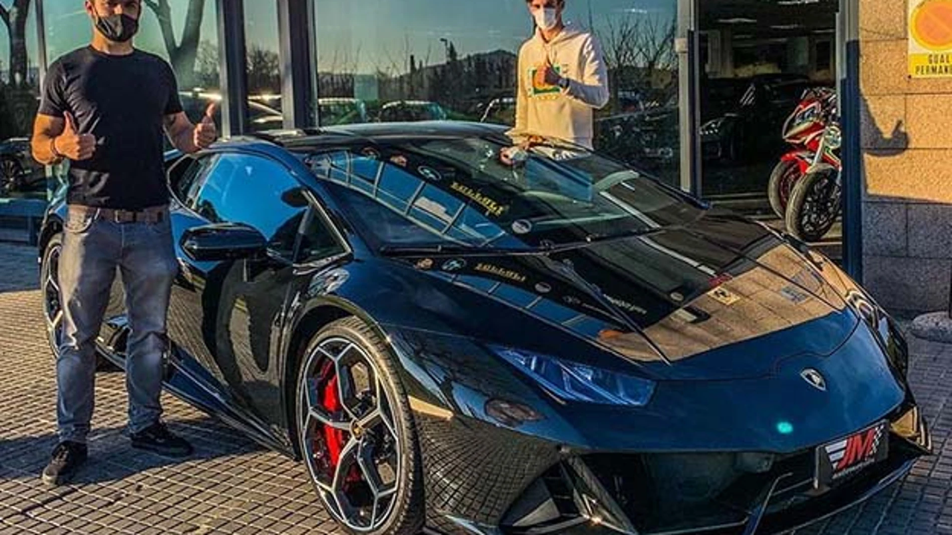 Trincao posa con su nuevo Lamborghini Huracán EVO.
