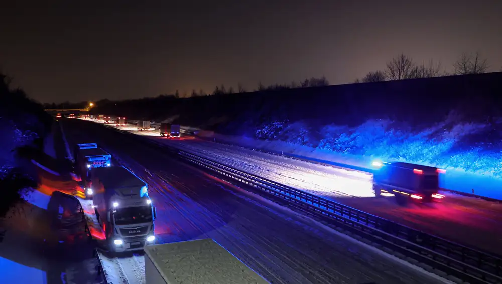 Conductores en sus camiones en la autopista A2, que está cerrada por un lado debido al hielo y la nieve en Dortmund