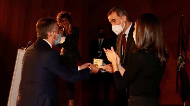 El Rey Felipe VI y la Reina entregan el premio Mejor Periodista del Año 2020 a Carlos Alsina