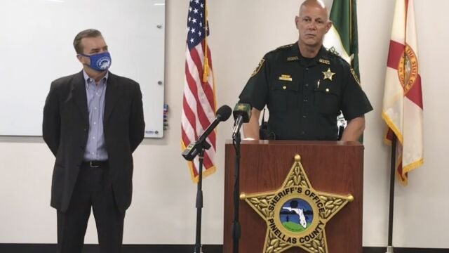 El Sheriff del Condado de Pinellas, Bob Gualtieri, habla durante una conferencia de prensa junto al alcalde de Oldsmar Eric Seidel