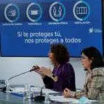 La ministra de Hacienda, María Jesús Montero (c), y la responsable de Sanidad, Carolina Darias (d), dan una rueda de prensa en Moncloa