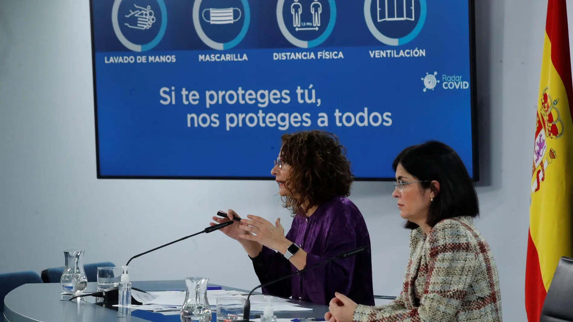 La ministra de Hacienda, María Jesús Montero (c), y la responsable de Sanidad, Carolina Darias (d), dan una rueda de prensa en Moncloa