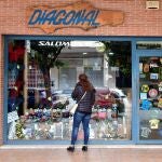 Una mujer contempla un escaparate de una tienda cerrada en Almería capital
