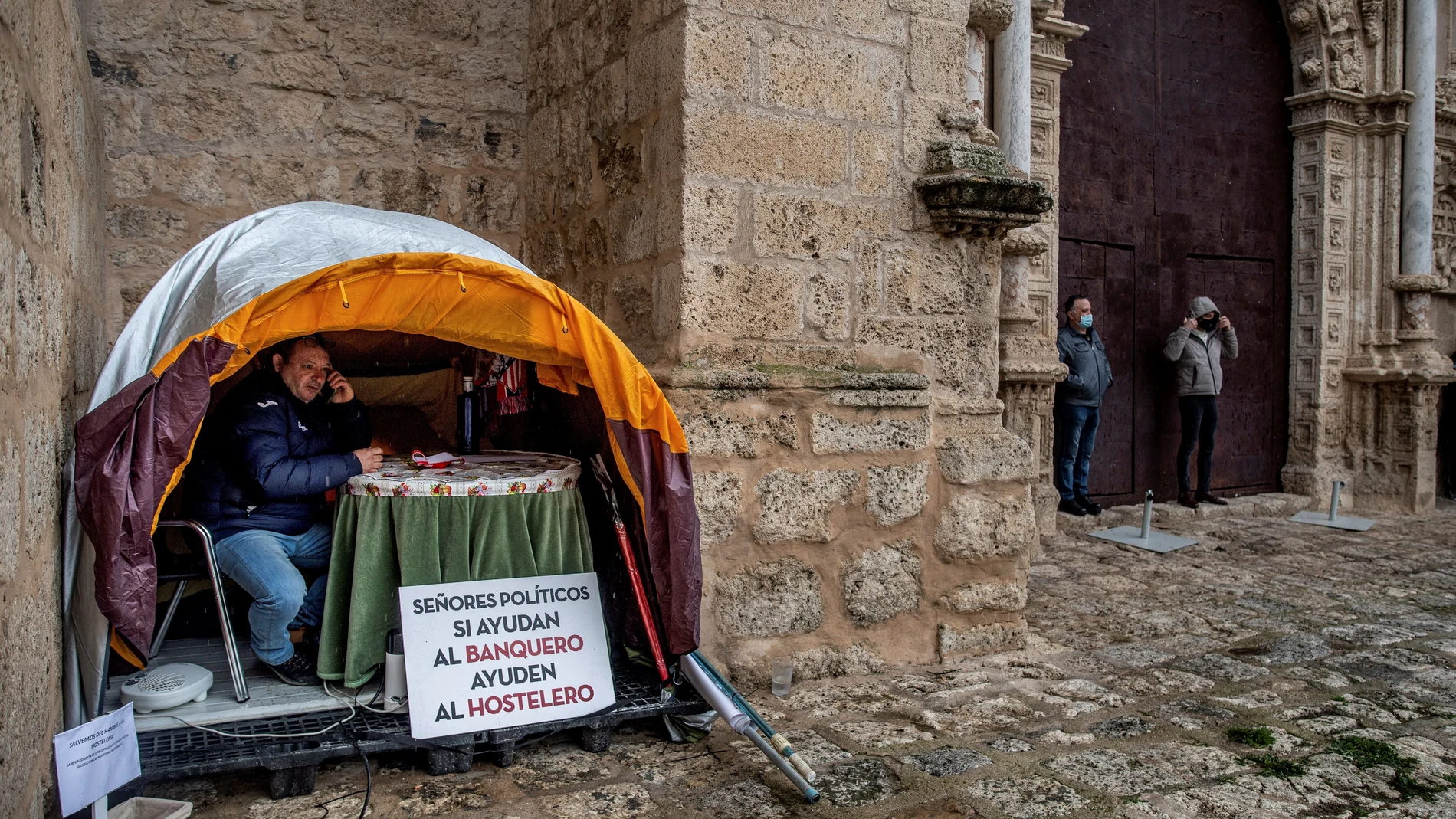 Alfonso Beltrán, tercera generación de hosteleros, mantiene una huelga de hambre en una tienda de campaña