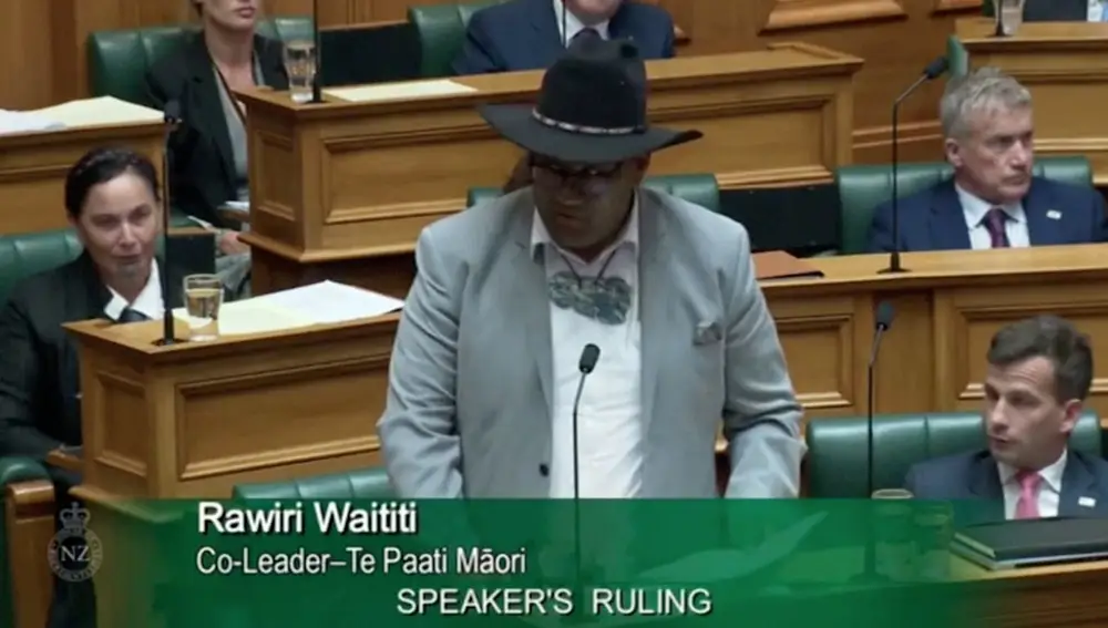 El diputado Rawiri Waititi habla en el Parlamento, en Wellington, Nueva Zelanda &quot;sin corbata&quot;