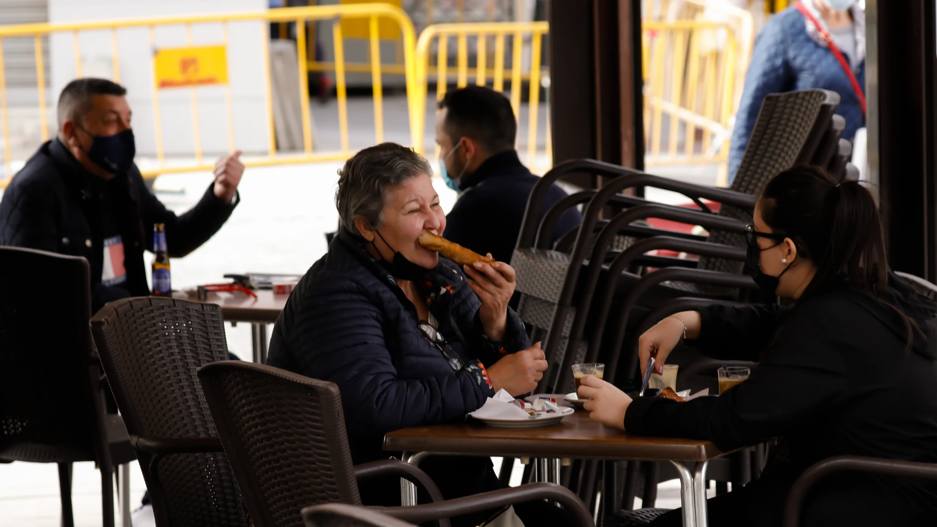 Varias personas en la terraza de un bar, en Alcantarilla