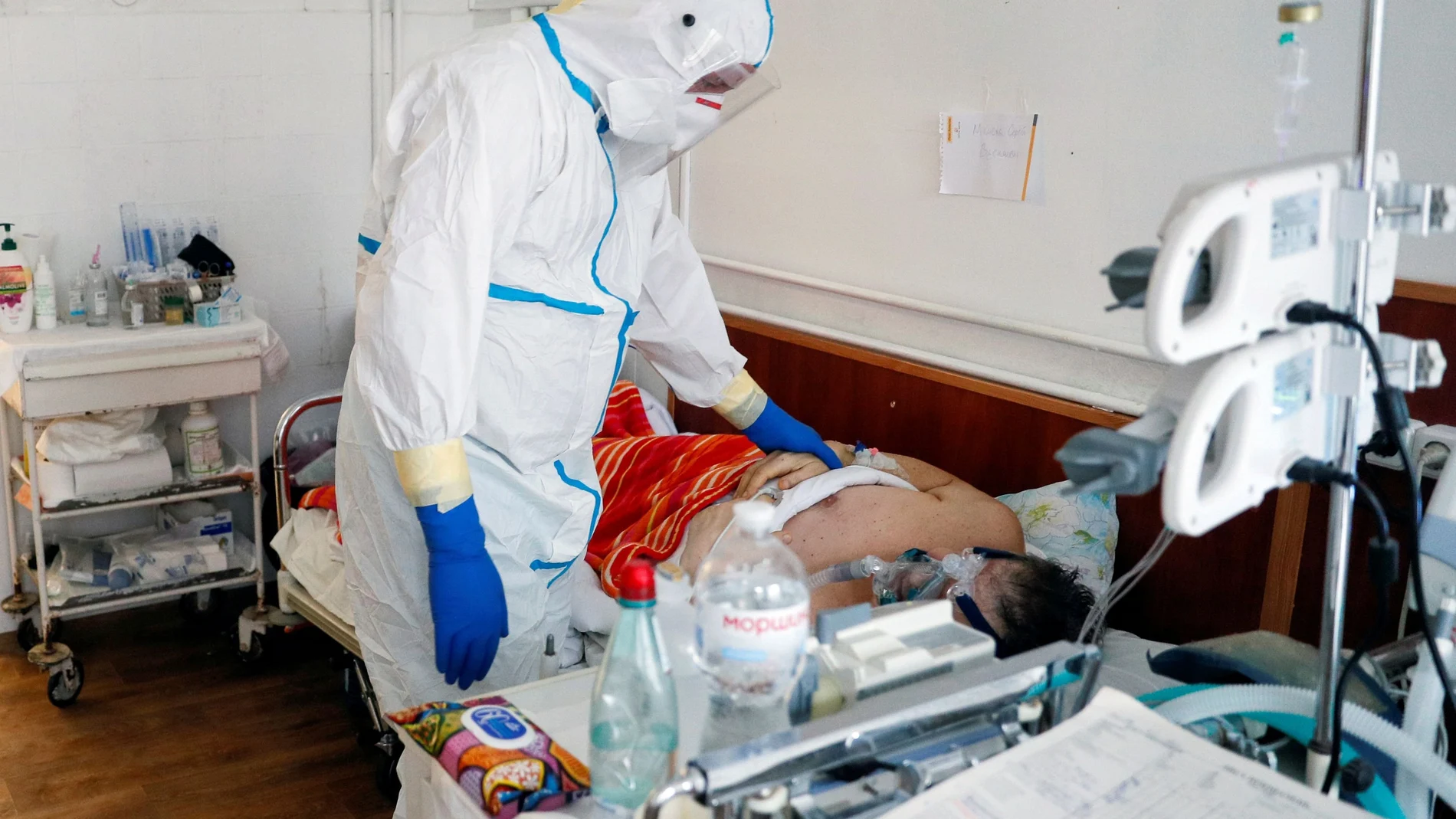 Médico atiende a paciente de coronavirus en una UCI del hospital principal de Kiev