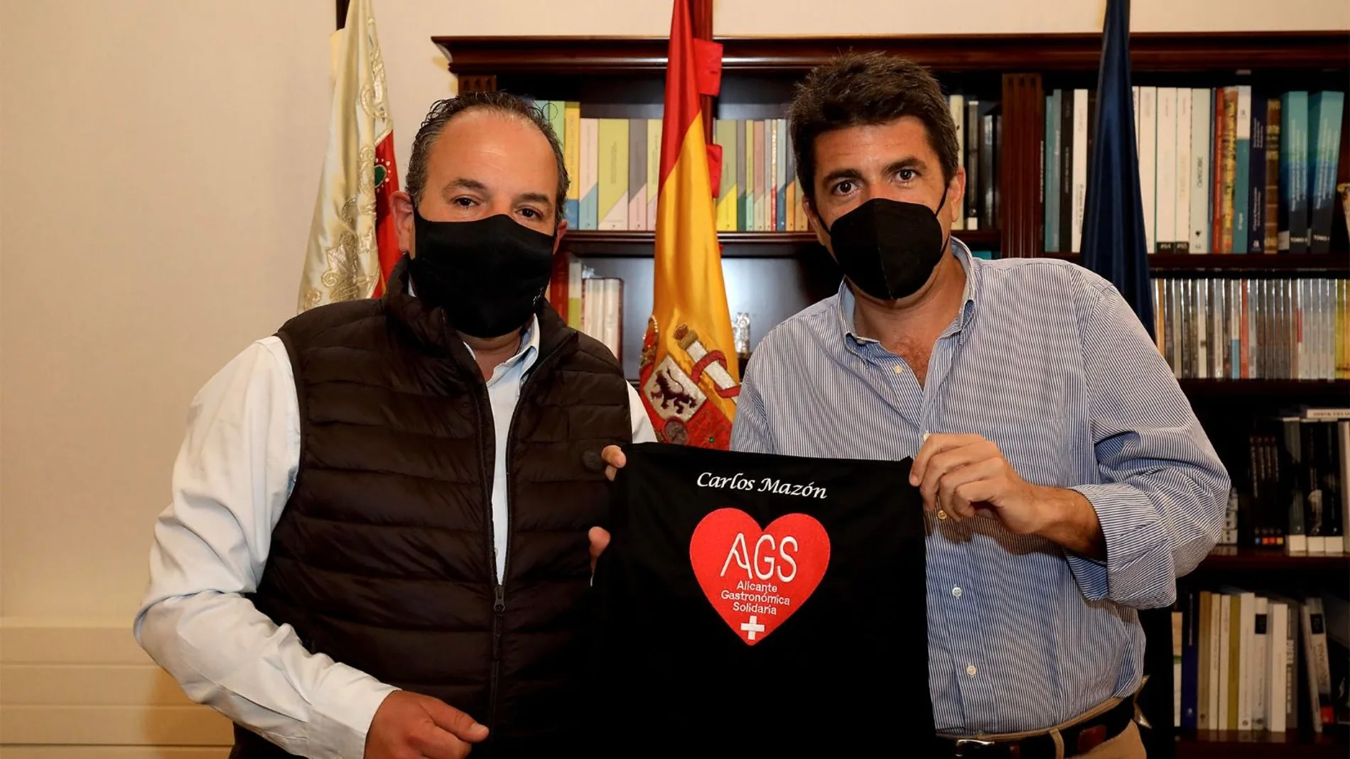 El presidente de la Diputación de Alicante, Carlos Mazón con el de Alicante Gastronómica Solidaria (AGS), Carlos Baño