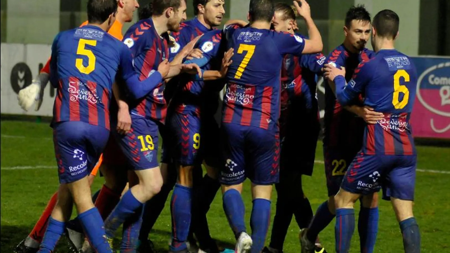 Los jugadores de la Gimnástica Segoviana celebran el gol del triunfo ante el C.D. La Granja