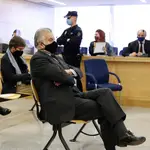 El extesorero del PP Luis Bárcenas, sentado en el banquillo durante la primera sesión del juicio de la &quot;caja B&quot; del PP