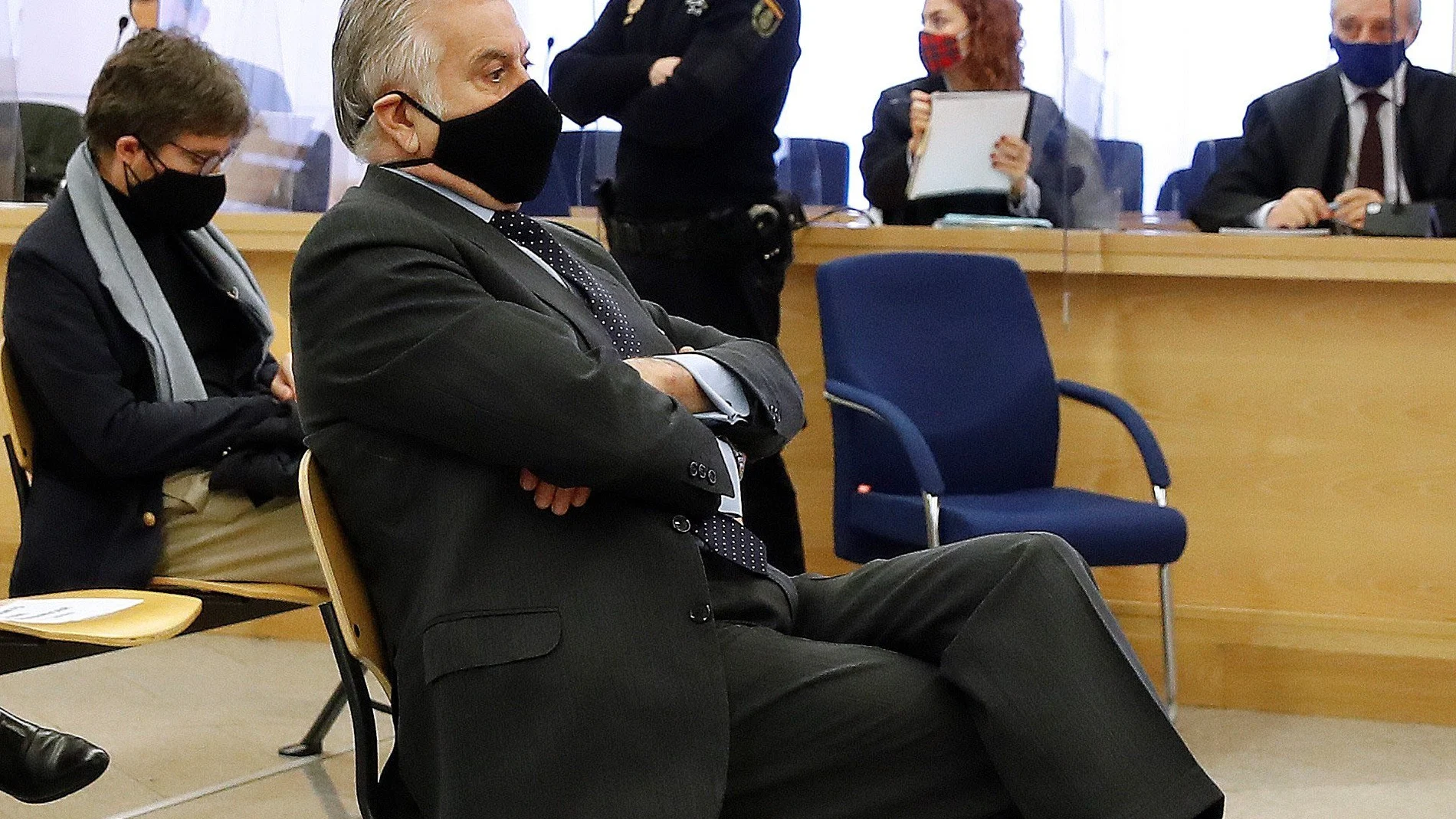 El extesorero del PP Luis Bárcenas, sentado en el banquillo durante la primera sesión del juicio de la "caja B" del PP