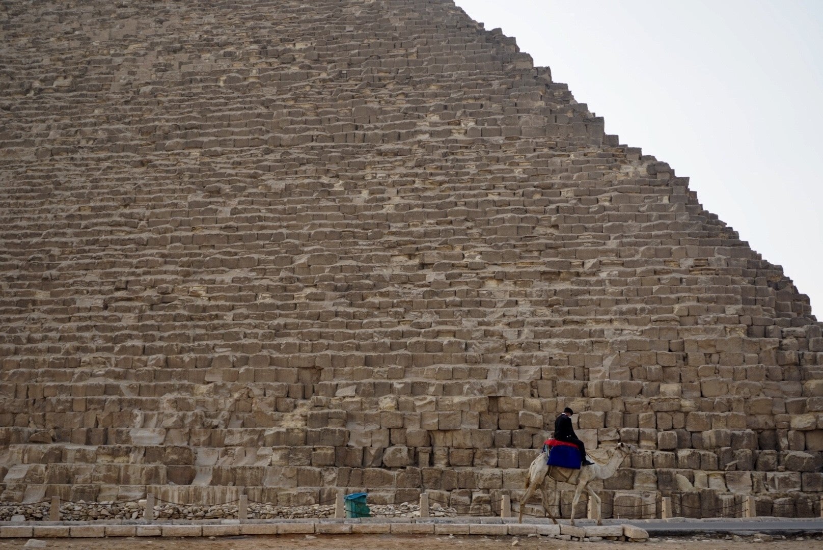 Pirámide del antiguo Egipto dentro de la página del libro de