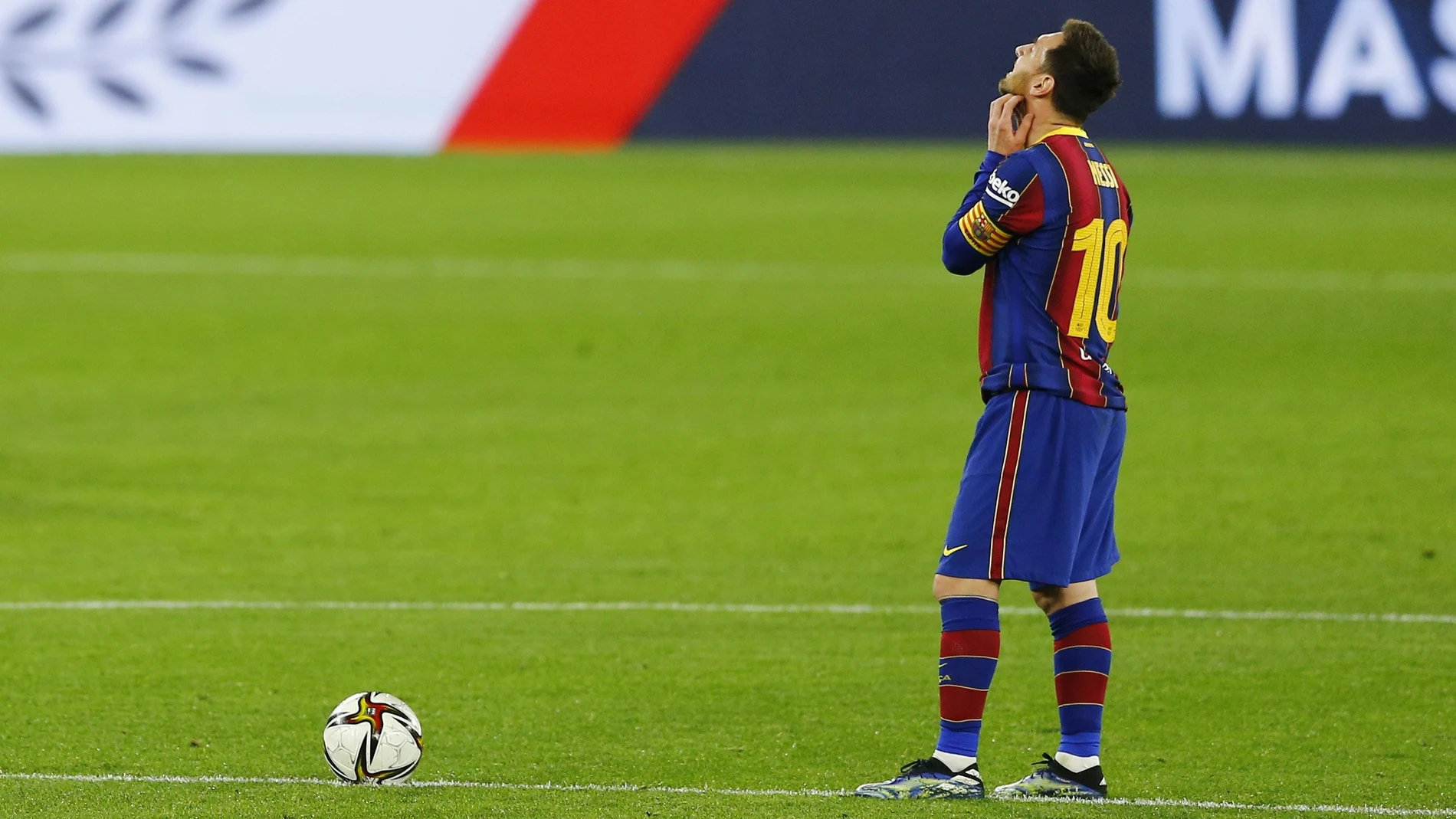Messi se lamenta en el partido con el Sevilla de semifinales de Copa