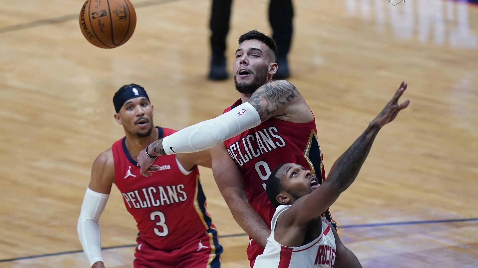 Willy Hernangomez fue uno de los mejores jugadores de los Pelicans en la victoria contra los Rockets.