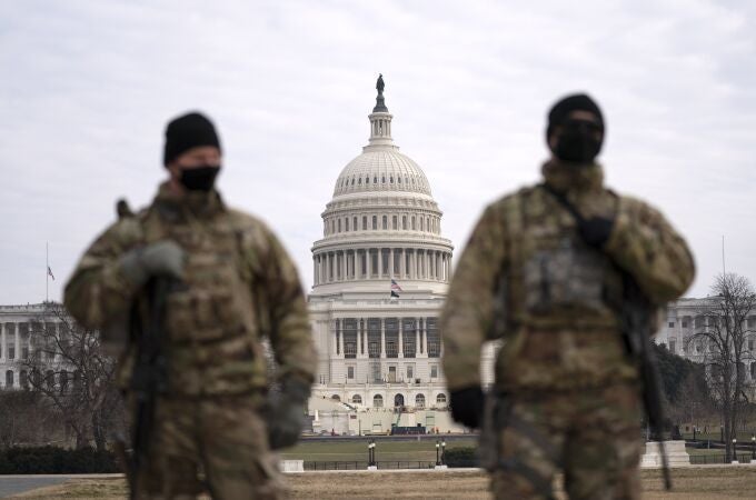 Miembros de la Guardia de la Nacional de Estados Unidos blindan el Capitolio durante el segundo "impeachment"