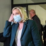 La líder ultra, Marine Le Pen, tras abandonar este miércoles el tribunal de París