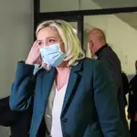 La líder ultra, Marine Le Pen, tras abandonar este miércoles el tribunal de París