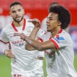 Jules Koundé celebra un gol con el Sevilla.