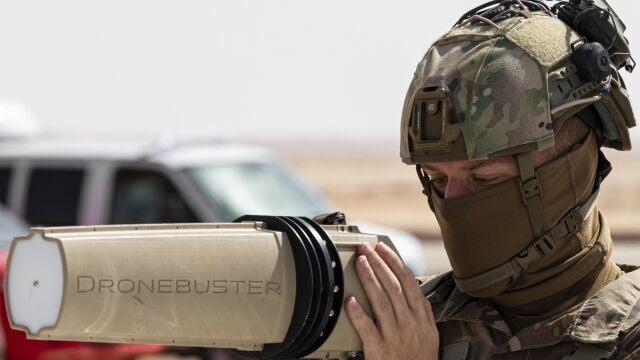Imagen facilitada por el Ejército de Estados Unidos en el que se ve un soldado manejando un equipo para neutralizar el uso de los drones por parte de los rebeldes hutíes contra Arabia Saudí.