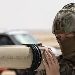 Imagen facilitada por el Ejército de Estados Unidos en el que se ve un soldado manejando un equipo para neutralizar el uso de los drones por parte de los rebeldes hutíes contra Arabia Saudí.
