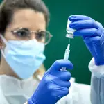 Gersonal sanitario realiza las primeras vacunaciones de la vacuna AstraZeneca a farmacéuticos y fisioterapeutas en Gerona, este miércoles