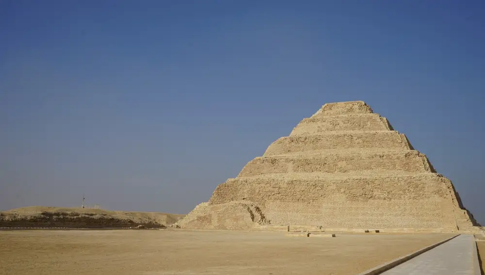 La pirámide escalonada de Zoser se considera la primera construcción de su estilo en Egipto.