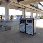 Imagen de archivo de papeleras inteligentes alimentadas con energía solar en el aeropuerto de Málaga