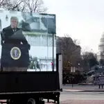 Una pantalla con el discurso de Trump del 6-E y el Capitolio de fondo donde se celebra su juicio