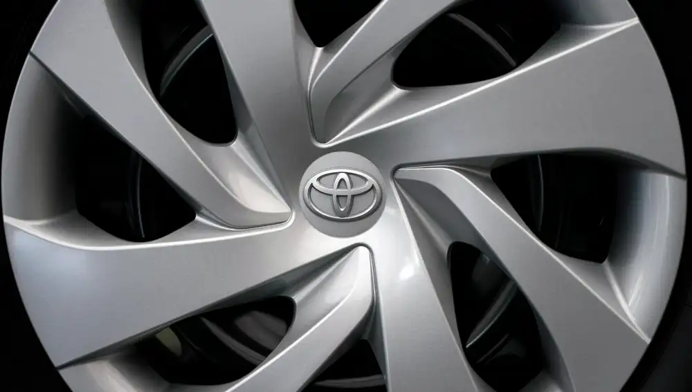Tokyo (Japan), 10/02/2021.- The Toyota Motor logo is seen on the wheel of a vehicle displayed at the carmaker's headquarters in Tokyo, Japan, 10 February 2021. Toyota Motor Corp. announced its financial forecast for the fiscal year 2021. (Japón, Tokio) EFE/EPA/FRANCK ROBICHON