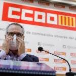 El ex secretario general de CCOO PV, Arturo León, a su llegada para atender a los medios tras su dimisión