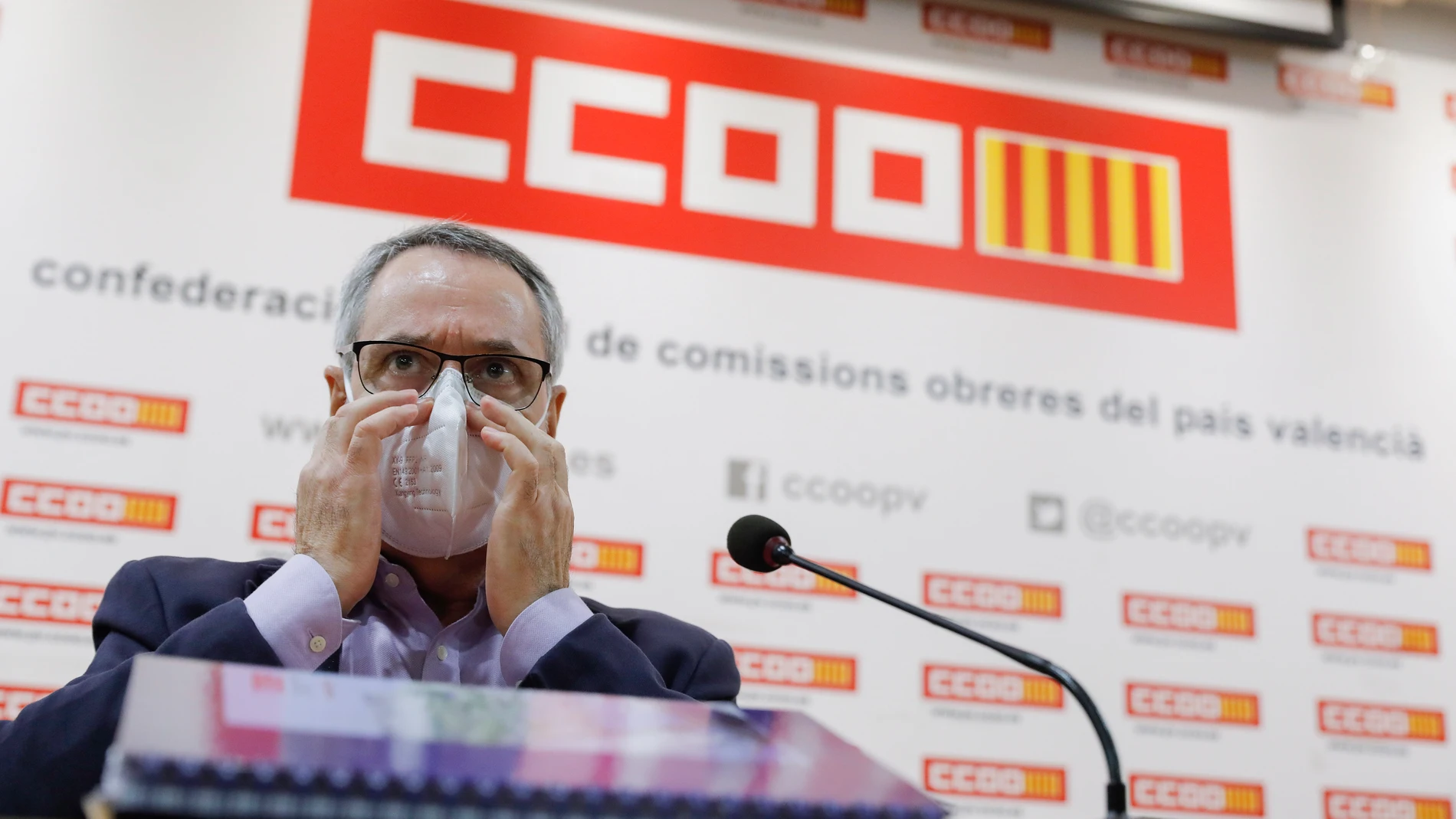 El ex secretario general de CCOO PV, Arturo León, a su llegada para atender a los medios tras su dimisión