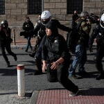Batalla campal entre universitarios y policías frente a la Plaza Syntagma de Atenas
