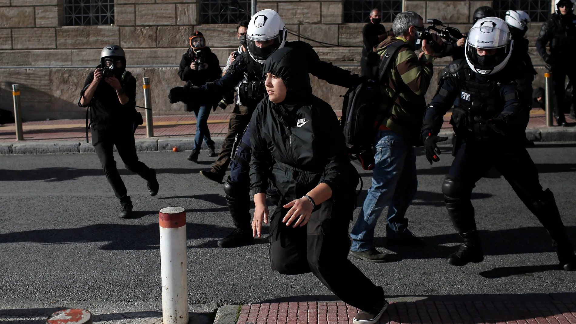 Batalla campal entre universitarios y policías frente a la Plaza Syntagma de Atenas