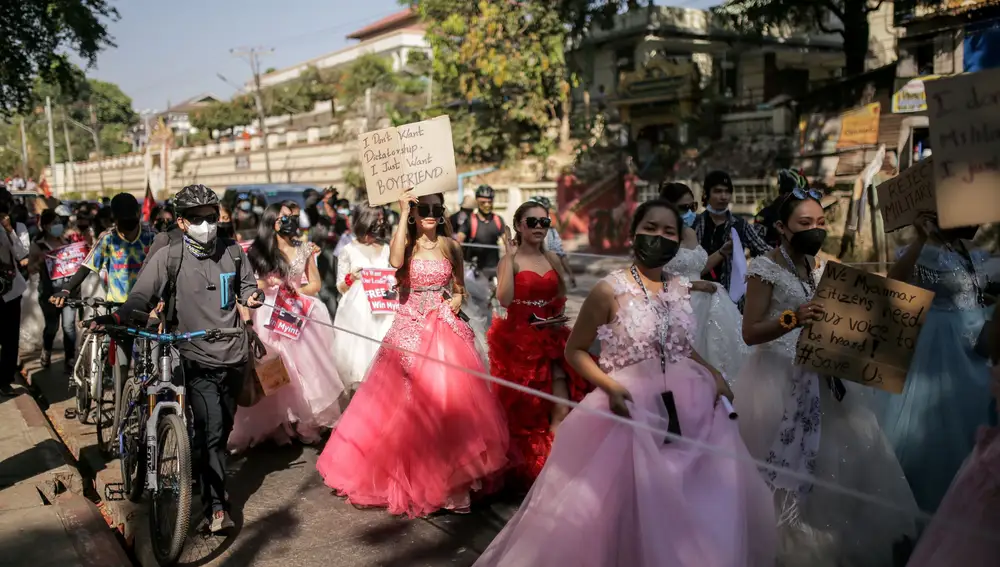 Mujeres con sus vestidos de baile en Yangon, Myanmar, ayer durante una nueva jornada de protestas