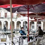 Dos comensales en una terraza durante una jornada marcada por la reapertura de los establecimientos en los municipios vascos pertenecientes a la ‘zona roja’, en Vitoria