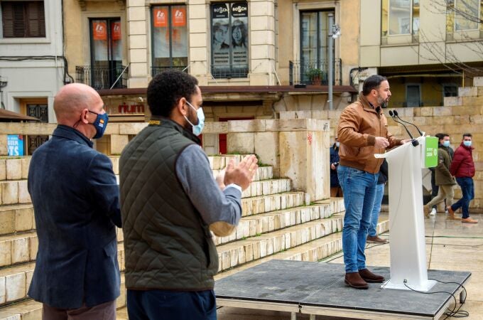 El líder de Vox, Santiago Abascal (d), durante el acto electoral para las elecciones catalanas del 14F que ha celebrado este miércoles en Lleida.